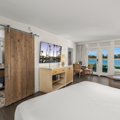 Lanai Bayside king layout with waterfront view